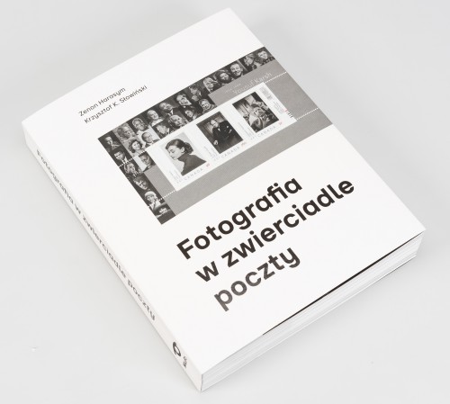 Okładka książki Leżąca książka, na okładce na białym tle czarno-białe zdjęcie przedstawiające kolekcję zagranicznych znaczków pocztowych