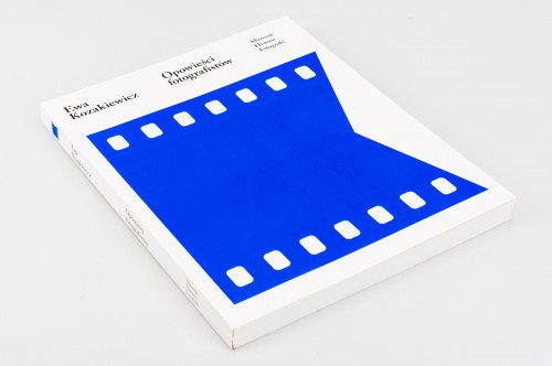 Okładka książki „Opowieści fotografistów 1” Leżąca książka, na okładce na białym tle grafika przedstawiająca fragment kliszy fotograficznej w kolorze niebieskim