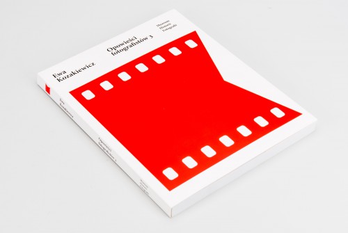 Okładka książki „Opowieści fotografistów 3 Leżąca książka, na okładce na białym tle grafika przedstawiająca fragment kliszy fotograficznej w kolorze czerwonym