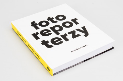 Leżąca książka „Fotoreporterzy”, na okładce na białym tle tytuł, duży wyrazisty czarny druk