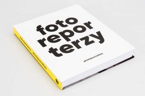 Okładka książki „Fotoreporterzy” Leżąca książka „Fotoreporterzy”, na okładce na białym tle tytuł, duży wyrazisty czarny druk