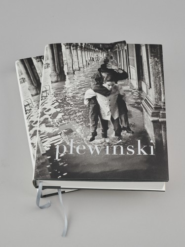 Okładka książki „Plewiński. Reportaż” Dwie książki leżące na blacie