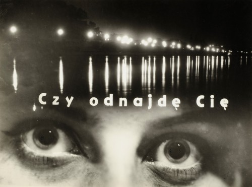 kompozycja złożona z dwóch fotografii tworzących całość, w dolnej części fragment twarzy, powyżej rzeka Wisła z panoramą Krakowa - nokturn. Pośrodku biały napis: Czy odnajdę Cię?