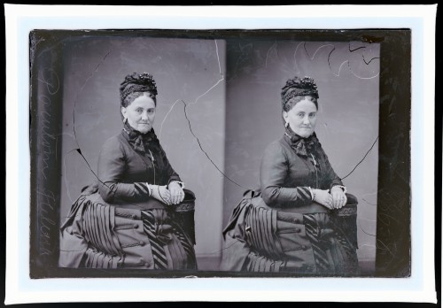 Portret dojrzałej kobiety prawdopodobnie w tej samej pozie, w atelier fotograficznym.