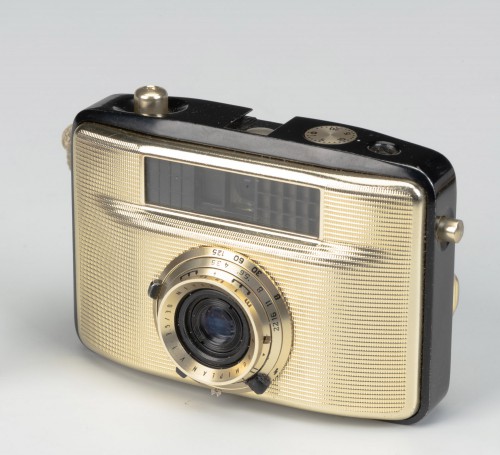 Aparat fotograficzny ze złotą obudową. 