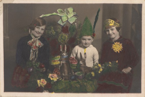 Trójka dzieci w przebraniach. 