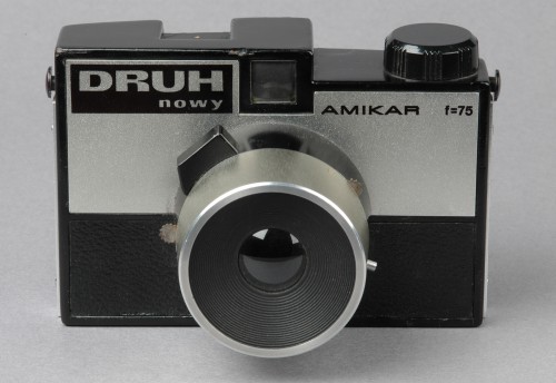 Aparat fotograficzny z napisem DRUH nowy. 