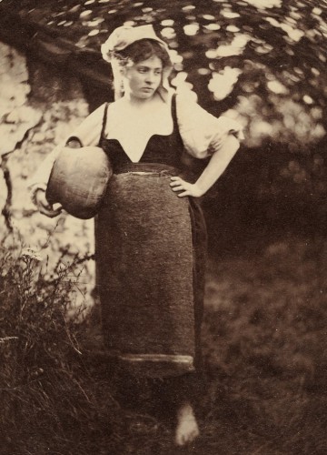 Kobieta trzymająca dzban. 