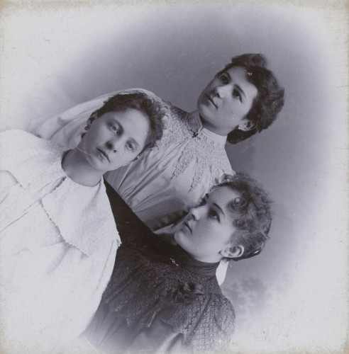 popiersia, kompozycja oparta na schemacie trójkąta, kobiety o ciemnych włosach spiętych z tyłu, bluzki bogato zdobione haftami i koronkami.