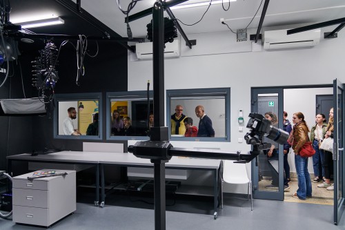 Grupa zwiedzająca pracownię digitalizacji w MuFo. 