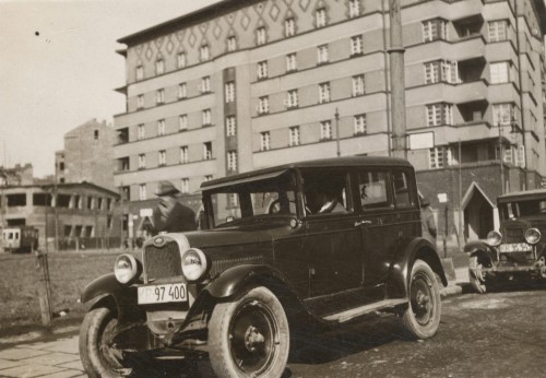 Dwa samochody stojące na jezdni.