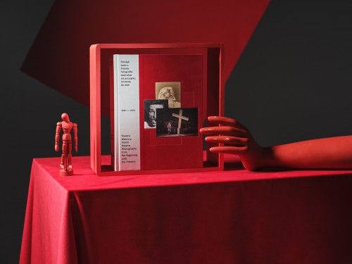 Książka na czerwonym postumencie. 