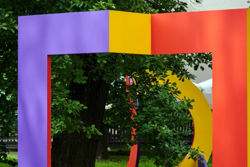 Fragment przestrrzennej rzeźby na tle zieleni. 